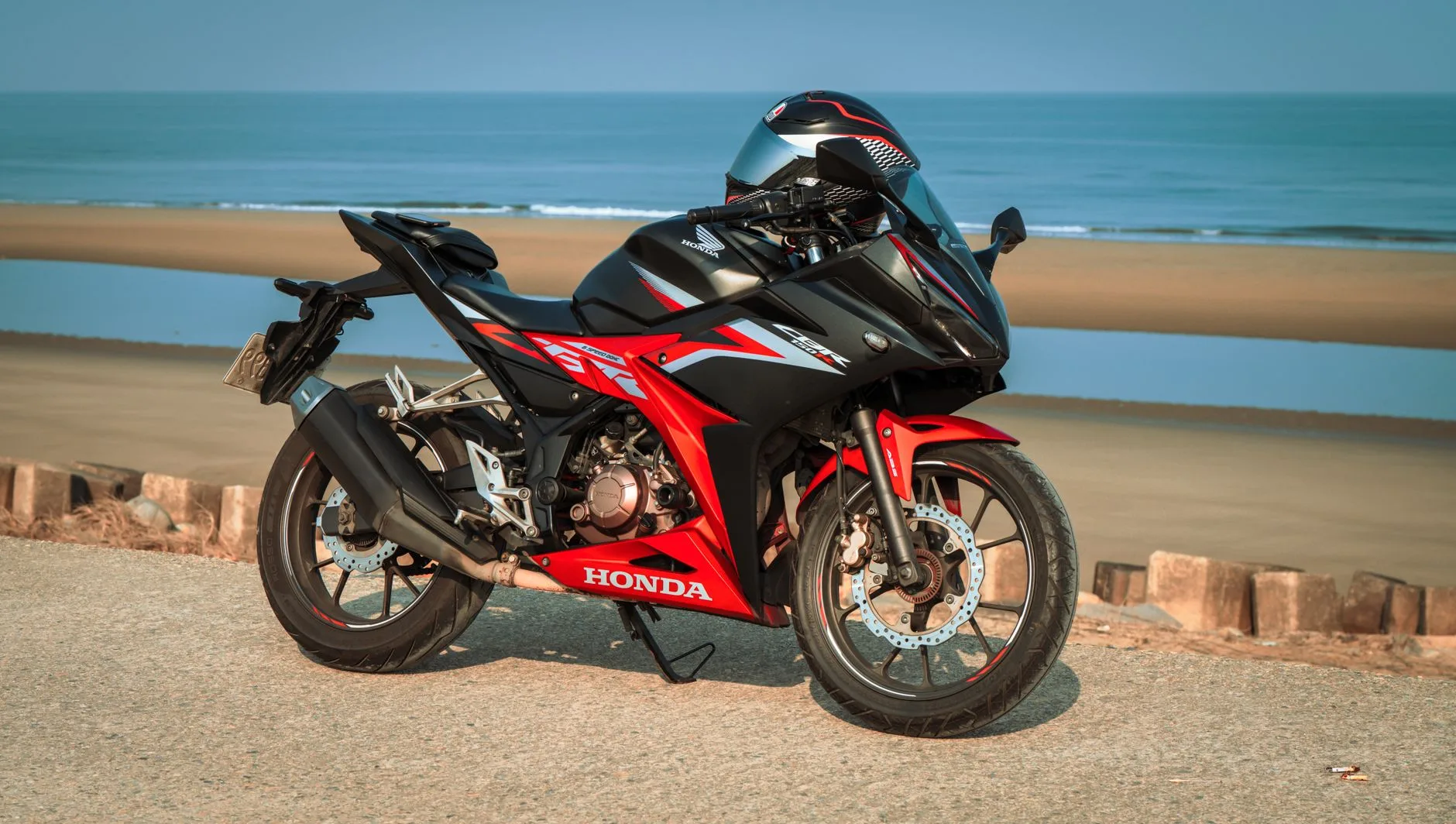 Motor sport Honda terbaru di dealer resmi Pasuruan, tampil sporty dan siap melaju di jalanan kota.